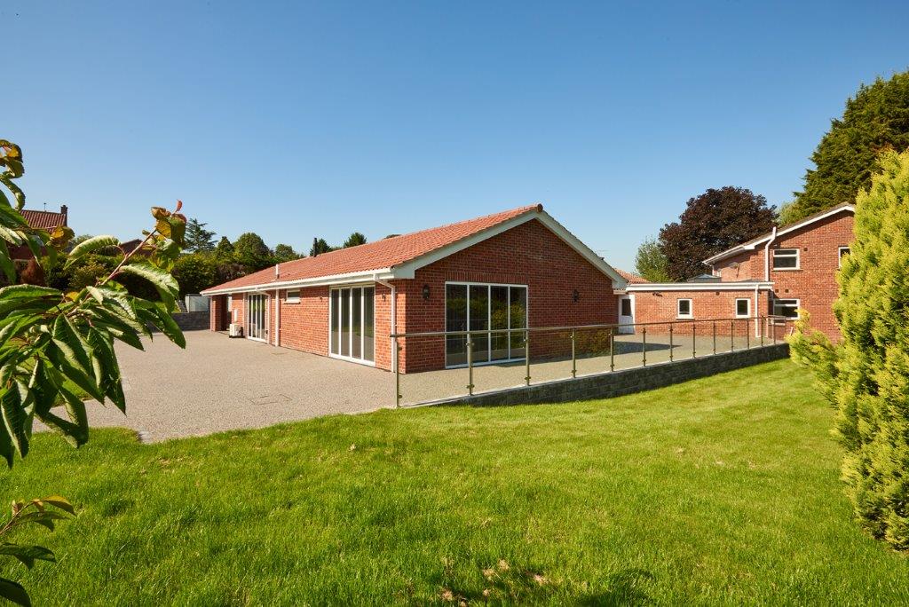 Single-storey extension with accessible terrace